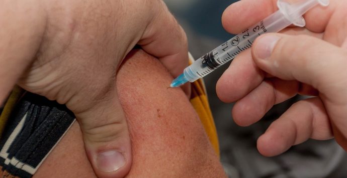 Nuova circolare sui vaccini covid: dosi a over 60 e fragili