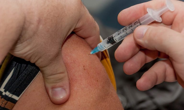 Virus respiratorio sinciziale: in Calabria la prima vaccinazione in un adulto in Italia