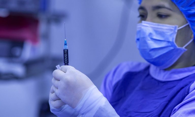 Covid, 30 medici e infermieri vibonesi al policlinico di Catanzaro per assumere il vaccino