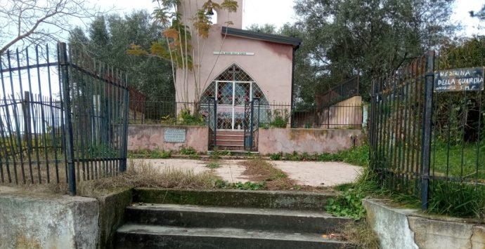 Mileto, i cinquestelle ripuliscono il tempietto della Madonna della Guardia