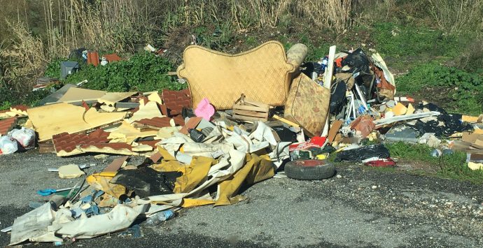 Mileto, la strada che porta a Filandari sempre più discarica a cielo aperto