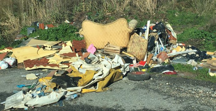 Mileto, la strada che porta a Filandari sempre più discarica a cielo aperto