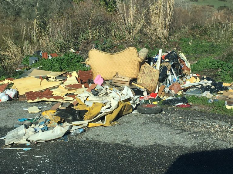 Mileto, la strada che porta a Filandari sempre più discarica a cielo aperto