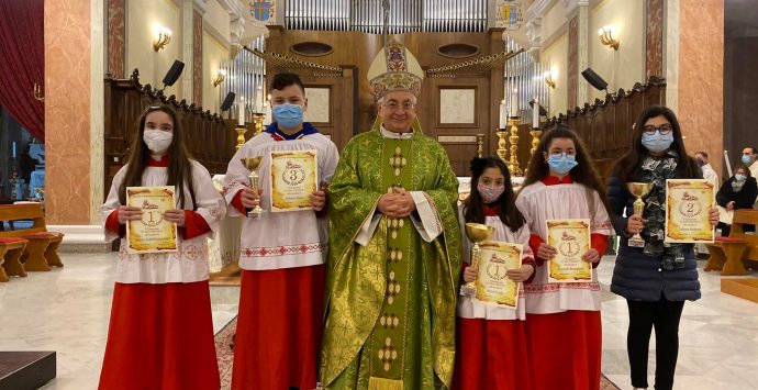 Mileto, il vescovo premia i vincitori della prima edizione de “Il mio presepe”