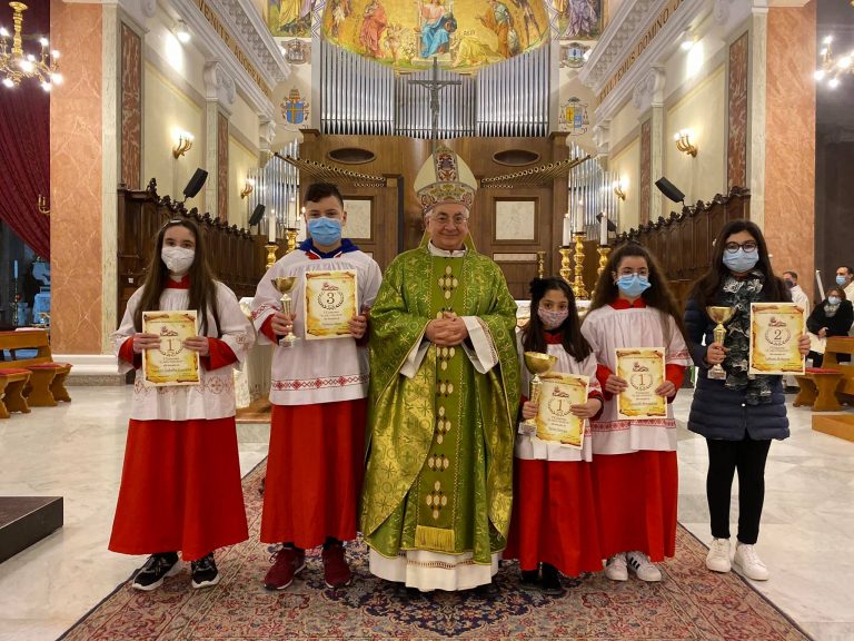 Mileto, il vescovo premia i vincitori della prima edizione de “Il mio presepe”