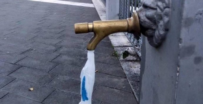 Caro-acqua a Vibo, ironia e proteste corrono sui social