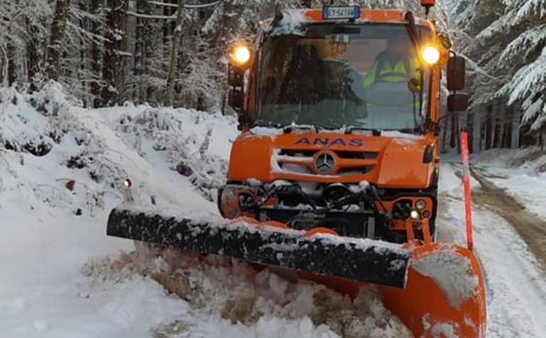 Abbondanti nevicate sulle Serre vibonesi, mezzi spazzaneve in azione
