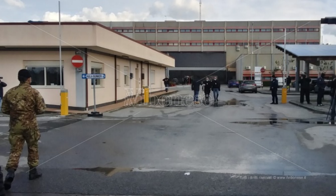 Auto degli avvocati fuori dal piazzale dell’aula bunker di Lamezia: la protesta delle toghe. E i giornalisti?