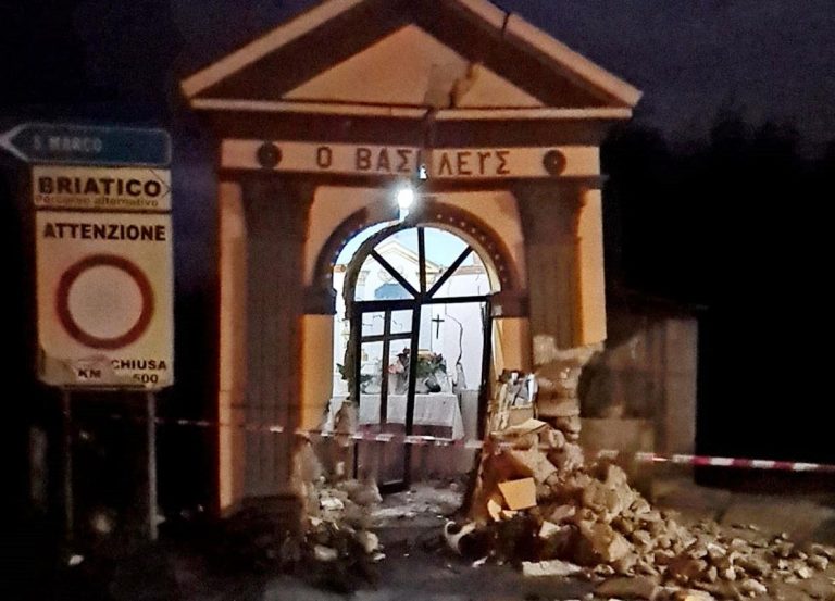 Si schianta con l’auto contro la cappella di San Basilio a Cessaniti