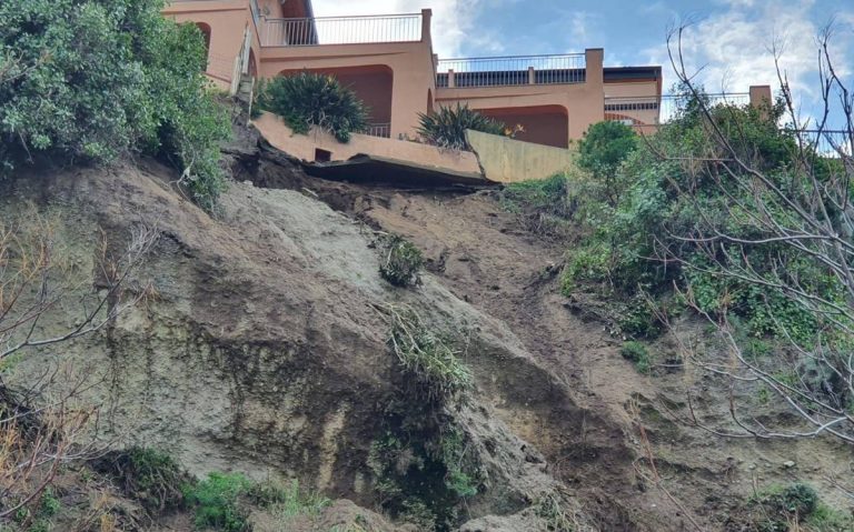 Frana la rupe di Tropea, chiuso il lungomare