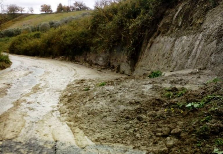 La “Mileto-Dinami” tra frane e degrado, don Dicarlo: «Scenario da terzo mondo»