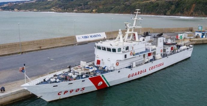 Guardia costiera, il pattugliatore Alfredo Peluso ormeggiato al porto di Vibo Marina