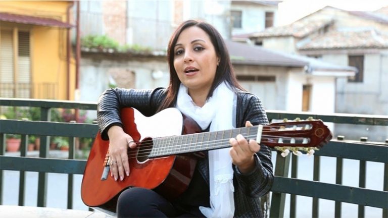 «Basta gogna mediatica», la replica della cantante Teresa Merante accusata di inneggiare alla mafia