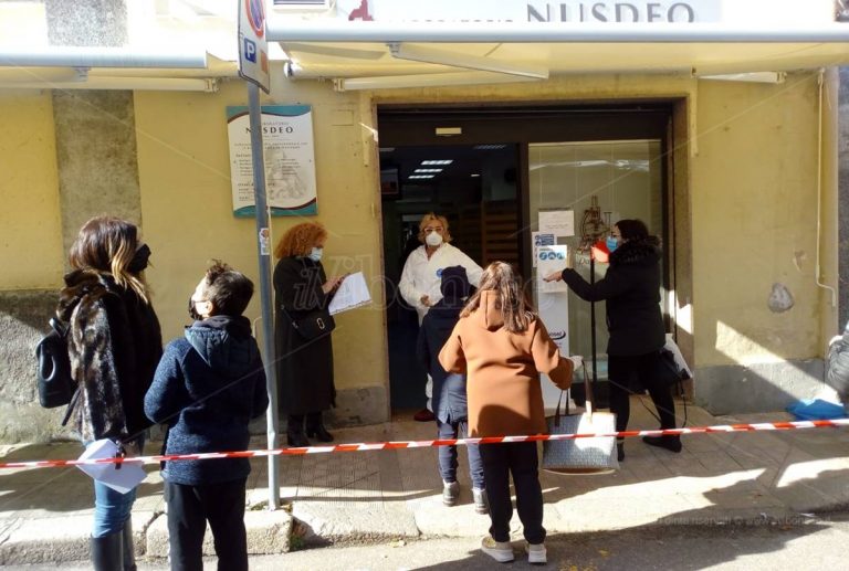 Rientro a scuola a Vibo, i “genitori responsabili”: «Lo screening non è risolutivo»