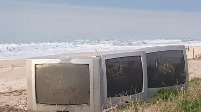 Tre televisori abbandonati sulla spiaggia di Vibo Marina, la nuova frontiera dell’inciviltà – Foto