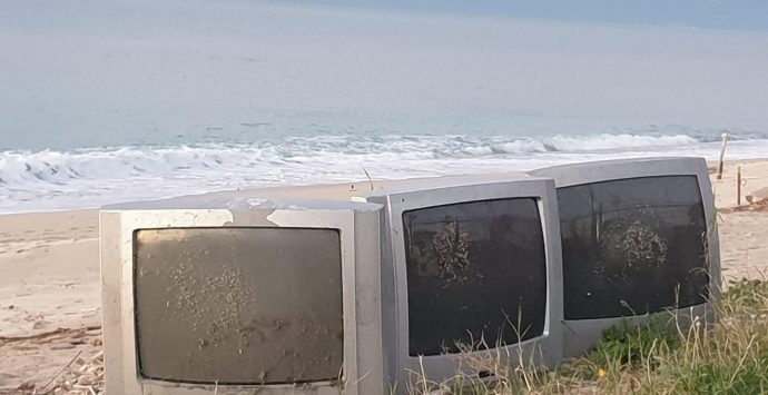 Tre televisori abbandonati sulla spiaggia di Vibo Marina, la nuova frontiera dell’inciviltà – Foto