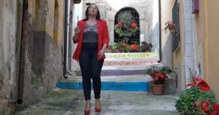 Teresa Merante in concerto, polemiche nel Cosentino: «Canzoni che inneggiano alla mafia»