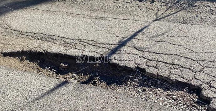 Vibo Marina, strage di gomme e automobilisti infuriati: buche-killer nei pressi del cementificio
