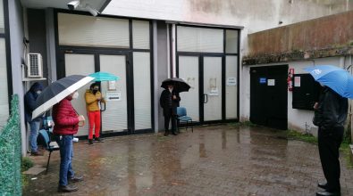 Farmacia territoriale di Vibo, gli utenti lasciati in balìa di pioggia e vento