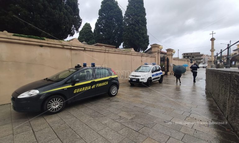 I padroni del cimitero, operazione della Guardia di finanza a Tropea: tre persone in carcere NOMI-VIDEO