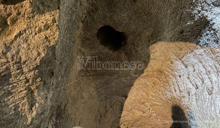 Chiesetta di Piedigrotta, crolla parte del soffitto: rinviata la riapertura – Video