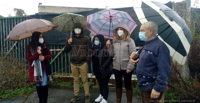 Portosalvo, la protesta dei cittadini davanti alla tomba dei veleni – Video