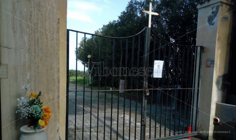 Cimitero di Tropea, cittadini sotto shock controllano che le tombe dei propri cari siano integre