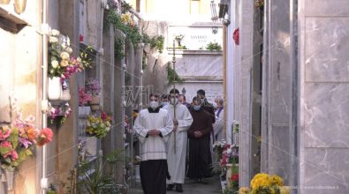 Tropea, la benedizione delle salme nel cimitero degli orrori – Video