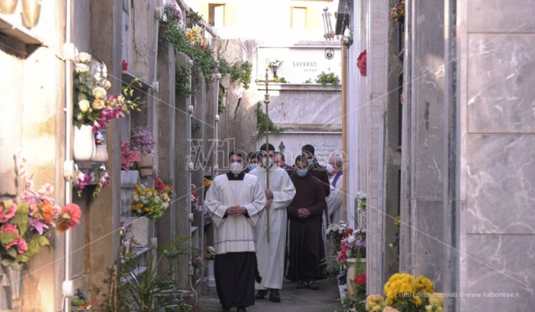 Tropea, la benedizione delle salme nel cimitero degli orrori – Video