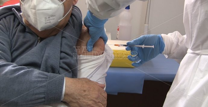Vaccini Covid, nel Vibonese è il turno degli over 80: sedi in ordine alfabetico, da Acquaro a Zungri