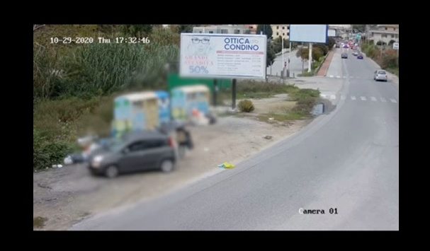 Filmato mentre abbandona rifiuti a Vibo, il sindaco: «Più lo fate più vi multiamo» – Video