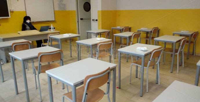 Covid e scuola, Spirlì: «Pronto a fermare la didattica in presenza»