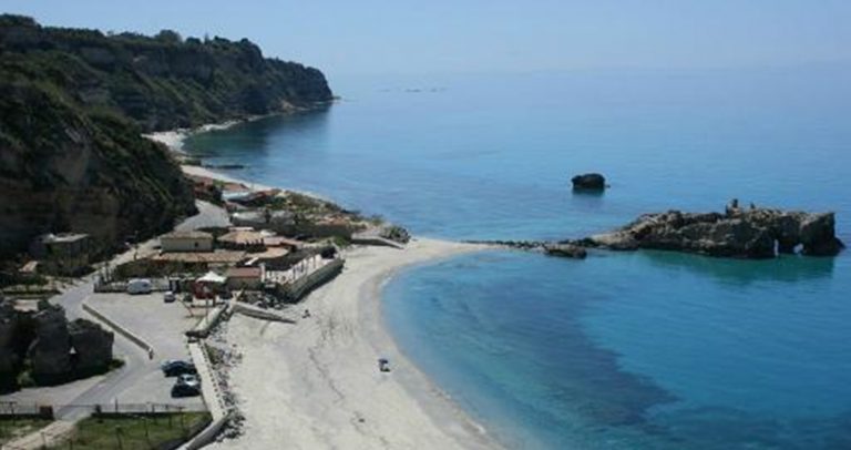 Ricadi, chiusa la strada comunale che porta a Baia di Riaci