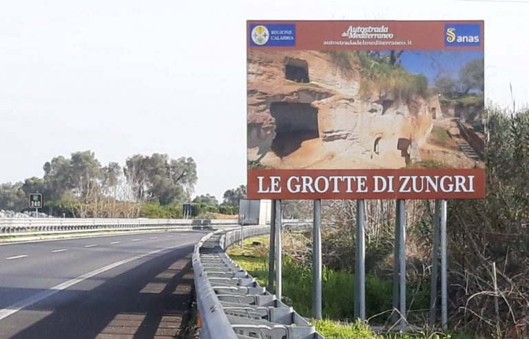 Zungri, l’Anas promuove le “Grotte degli sbariati” sui cartelloni dell’A2