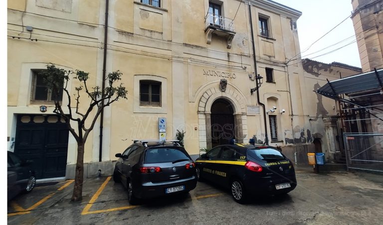 Inchiesta sul cimitero di Tropea e Comune parte civile, due assessori assenti dal voto