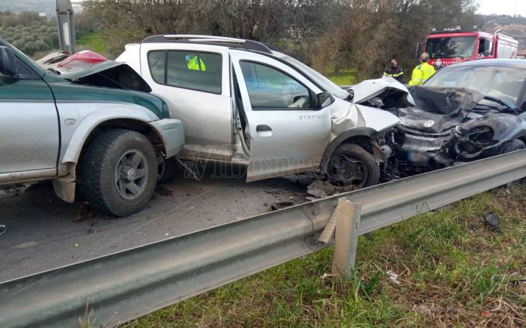 Nuovo incidente alle porte di Mileto, tre auto coinvolte e tre feriti – Foto