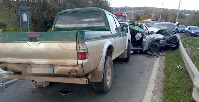 Nuovo incidente alle porte di Mileto, tre auto coinvolte e tre feriti – Foto