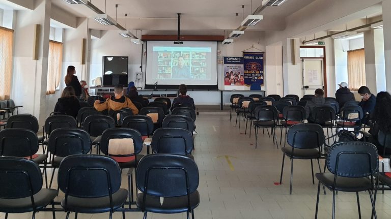 Internet e il suo uso consapevole, il Kiwanis incontra gli studenti di Vibo