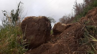 Massi in bilico sulla Statale 18, chiuso il tratto tra Vibo e la Marina – Foto