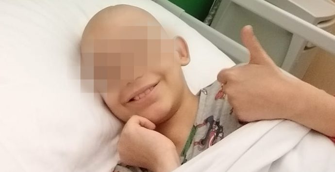 Raccolti oltre 50mila euro per il piccolo Matteo reso cieco da un tumore. Il suo grazie in un audiomessaggio – Video