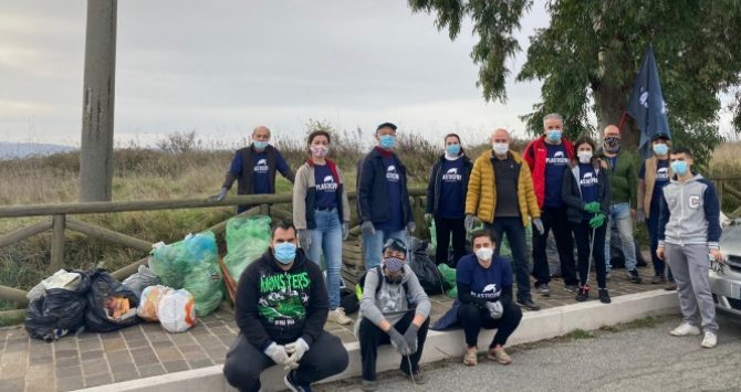 Vibo,  i volontari Plastic free raccolgono 63 sacchi di spazzatura in zona Castello