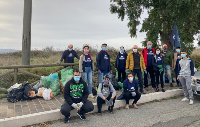 Vibo, i volontari Plastic free raccolgono 63 sacchi di spazzatura in zona Castello