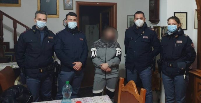 Vaga per Vibo impaurita e senza soldi, i poliziotti le pagano l’alloggio