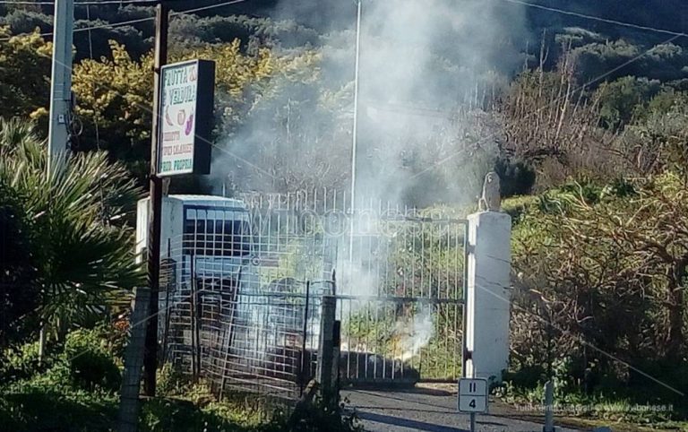 Longobardi, provoca un incendio e minaccia di darsi fuoco per opporsi allo sfratto