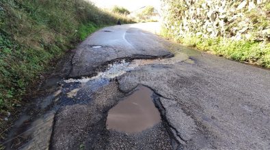 La strada tagliata in due dal ruscello: sulla Ricadi-Drapia si “guada” in curva – Video