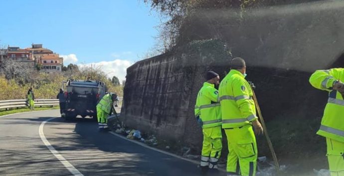 Rifiuti lungo la Statale 182, sinergia tra Anas e due Comuni per la pulizia