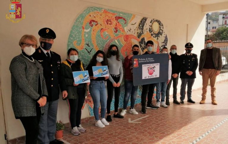 Bullismo e cyberbullismo, la Polizia incontra gli studenti di Tropea