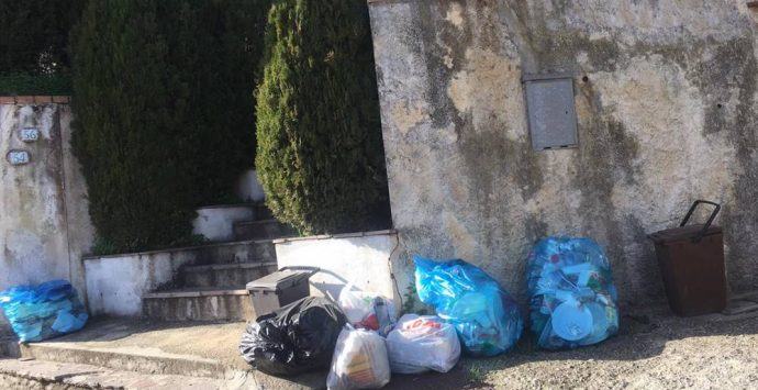 Sant’Onofrio, l’opposizione denuncia: «Territorio invaso dai rifiuti» – Foto