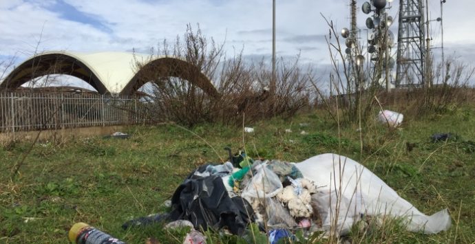 Vibo, micro-discariche all’ombra del Castello: giovani volontari contro l’inciviltà – Foto