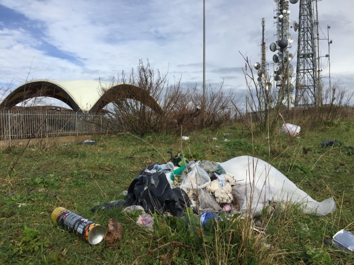 Vibo, micro-discariche all’ombra del Castello: giovani volontari contro l’inciviltà – Foto